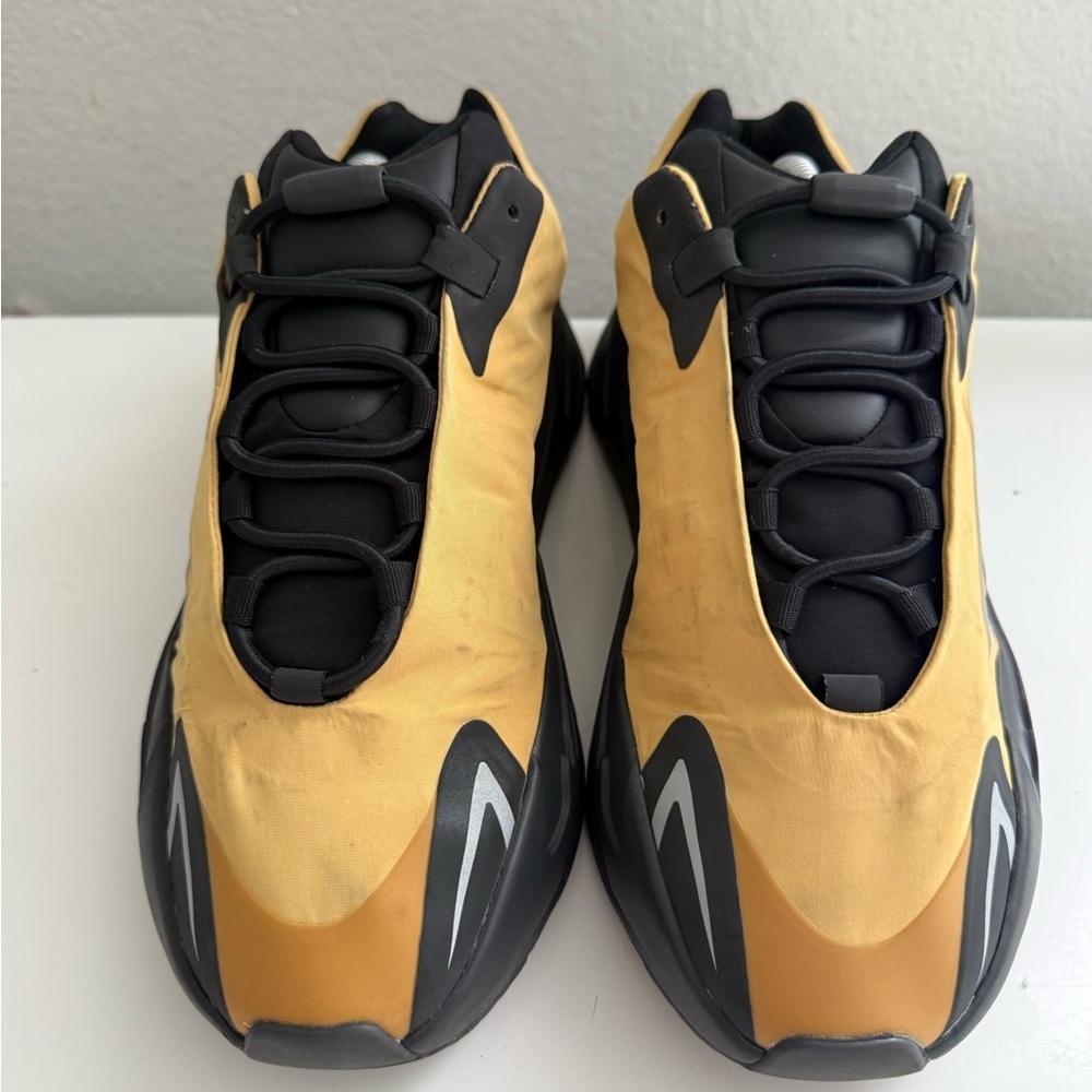 Adidas Yeezy Boost 700 MNVN
Yeezy Wave Runner Sneakers in Gold and Black - Picture 4 of 10